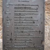 Metalltafel mit Daten zur Geschichte der ehmaligen Kirche in Hagen am Teutoburger Wald
