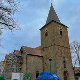 Ehmalige Kirche von Hagen am Teutoburger Wald mit Einrüstung für die Restaurierungsarbeiten