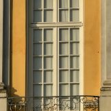 Restauriertes Balkonfenster mit aufwändig gestalteter Balkonbrüstung aus Eisen