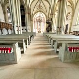 Restaurierte Kirchenbänke im gotischen Kirchenschiff